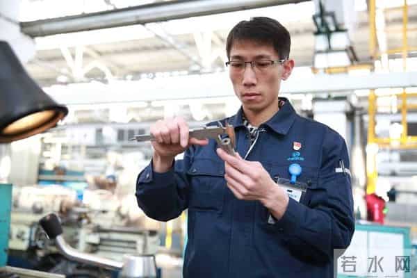 中国小伙立下大功，成功破解西方发动机绝密技术，国家奖励800万