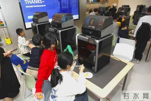 创想三维旗舰店开业:行业卷到线下了