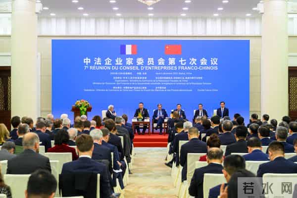 中法北京谈完，马克龙启程下一站，临走通告全球，日本怕啥来啥