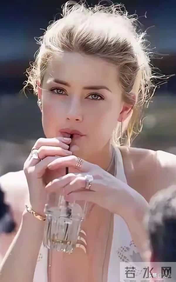 马斯克的爱妻简直美的无可挑剔，老马对她百般宠溺，爱不释手啊