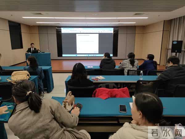 最近夜校很火爆，我去参加学习Ai智能体在工作场景的应用。很实用