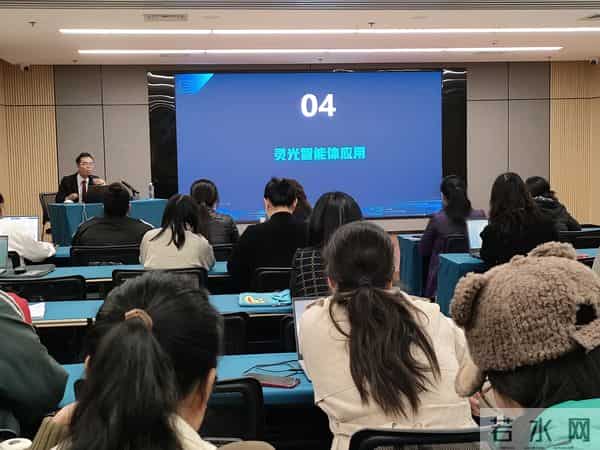 最近夜校很火爆，我去参加学习Ai智能体在工作场景的应用。很实用