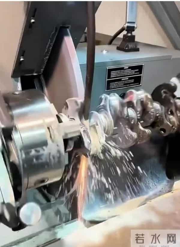 中国小伙立下大功，成功破解西方发动机绝密技术，国家奖励800万