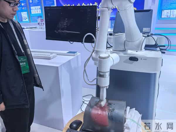 未来医院长这样？武汉智链·医疗人工智能生态大会上，医疗“黑科技”让人大开眼界