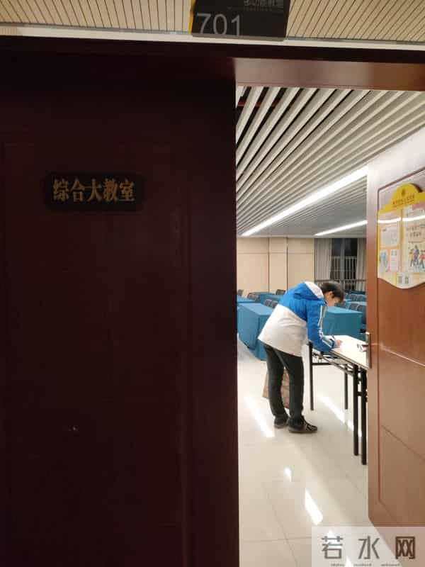 最近夜校很火爆，我去参加学习Ai智能体在工作场景的应用。很实用