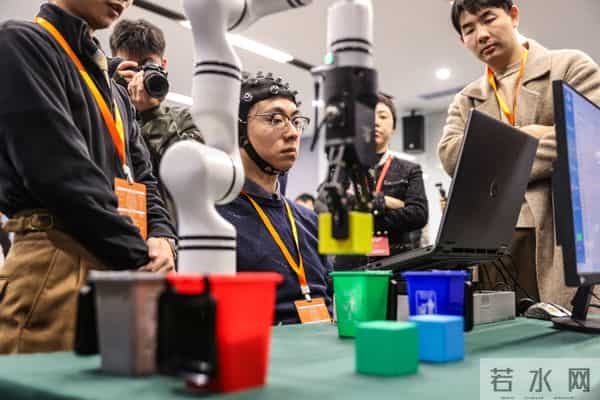 国内首次大规模多赛道脑机接口竞技赛在沪举行，参赛队员平均年龄仅25岁