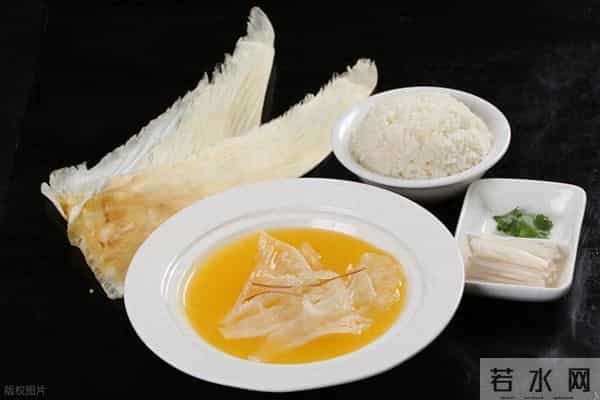 为什么人类只吃鱼翅,却很少听说吃鲨鱼肉?鲨鱼肉真的不好吃吗?