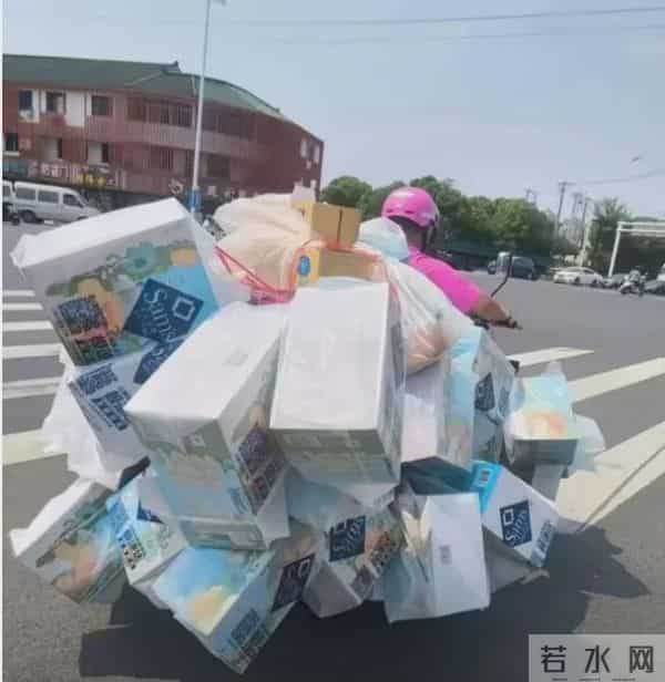 车上挂满大件上热搜！山姆骑手把电瓶车快开成了卡车了……