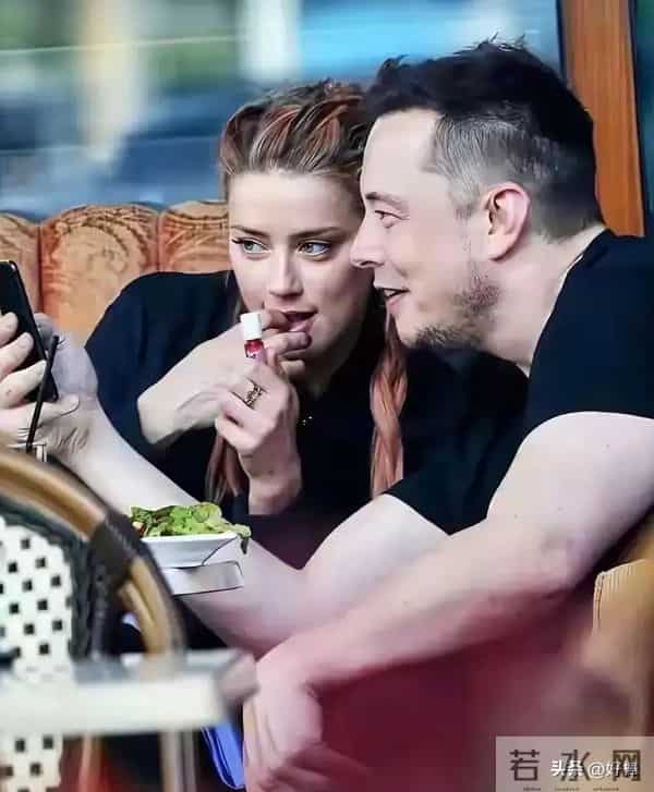 马斯克的爱妻简直美的无可挑剔，老马对她百般宠溺，爱不释手啊