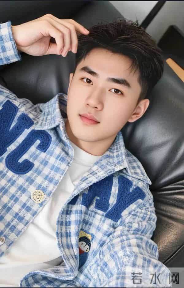 灯光昏暗的电影厅，沈墨递爆米花的动作都让人心动