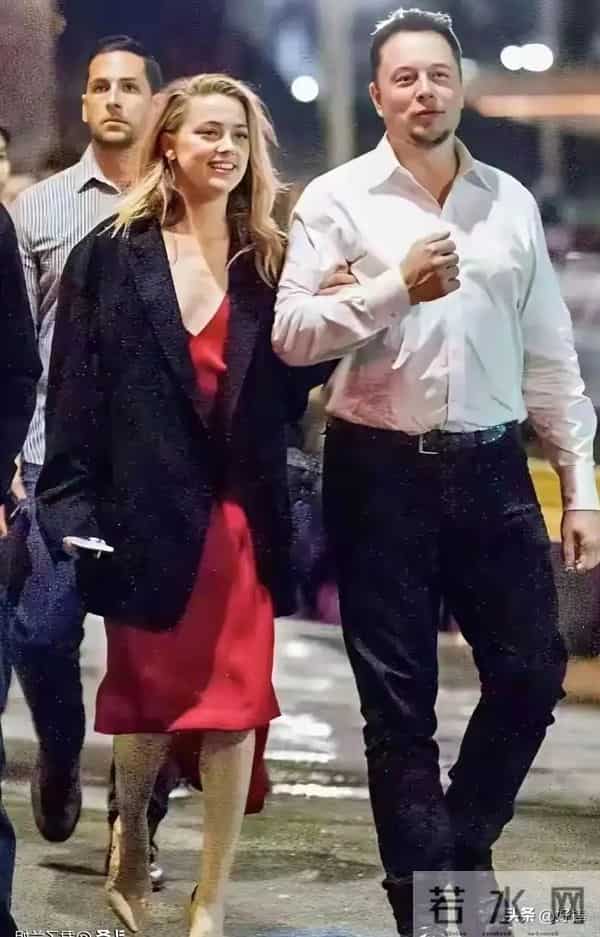 马斯克的爱妻简直美的无可挑剔，老马对她百般宠溺，爱不释手啊