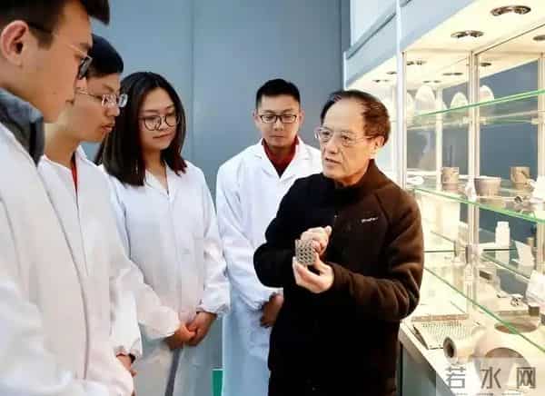 美俄都没攻克的世界难题，被中国一老头突破，奖励1050万他全捐了