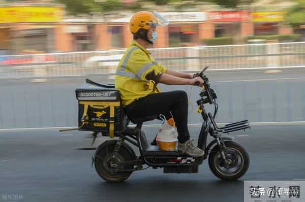 骑手“强制周休1天”：算法时代，谁在为劳动者“留白”？