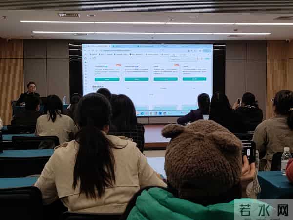 最近夜校很火爆，我去参加学习Ai智能体在工作场景的应用。很实用