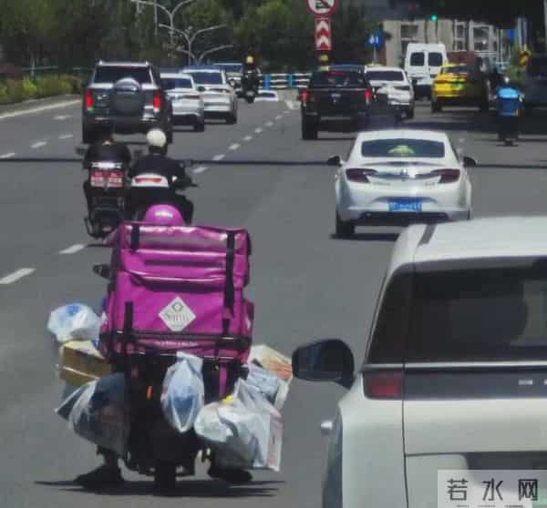 车上挂满大件上热搜！山姆骑手把电瓶车快开成了卡车了……