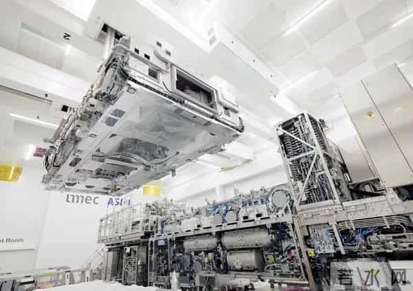 美国经济专家:芯片就如同盖房子,没有第一层,你不可能直接盖