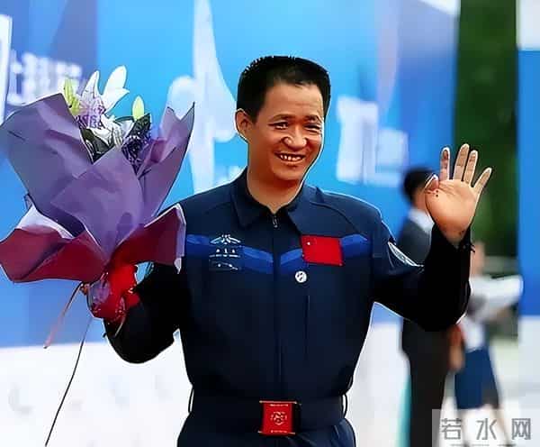 聂海胜退休生活曝光，他的几个新身份，比飞天时还惊艳！