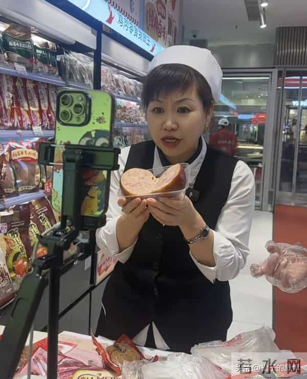 在哪卖货不是卖!列车大姨线下合影,线上带货,万人围观销量不错