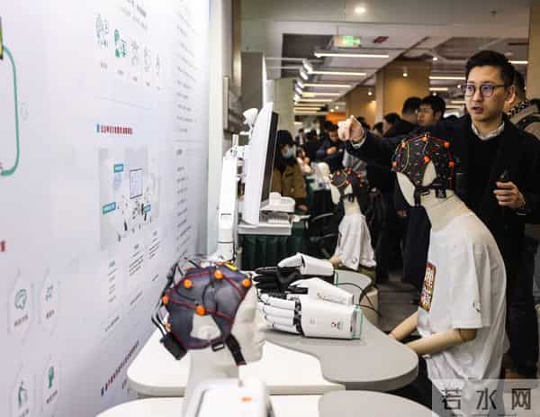 国内首次大规模多赛道脑机接口竞技赛在沪举行，参赛队员平均年龄仅25岁