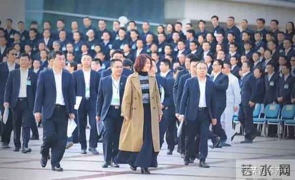 “男人堆里的唯一女人。”71岁的董明珠