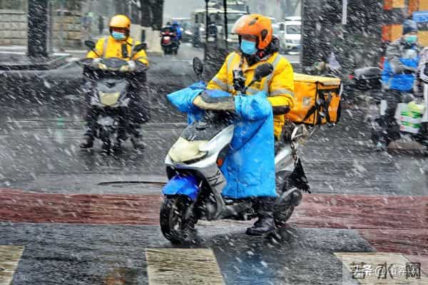 骑手“强制周休1天”：算法时代，谁在为劳动者“留白”？