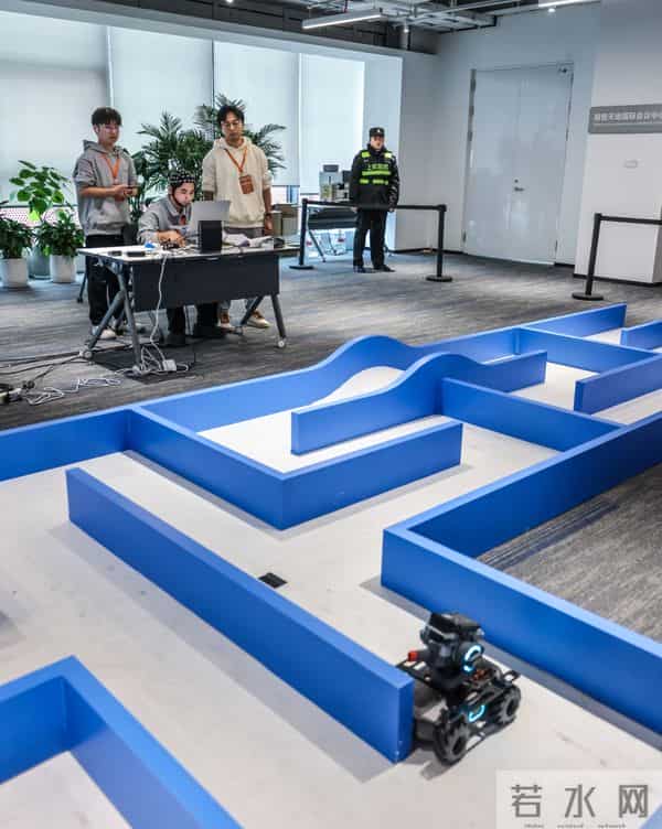 国内首次大规模多赛道脑机接口竞技赛在沪举行，参赛队员平均年龄仅25岁