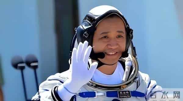 聂海胜退休生活曝光，他的几个新身份，比飞天时还惊艳！