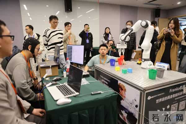 国内首次大规模多赛道脑机接口竞技赛在沪举行，参赛队员平均年龄仅25岁