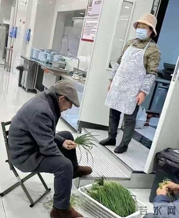 刘强东父母低调回乡，超市买菜顺便摘韭菜，网友：这才是真富豪