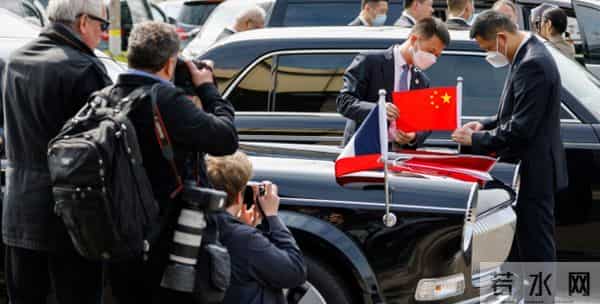 中法北京谈完，马克龙启程下一站，临走通告全球，日本怕啥来啥