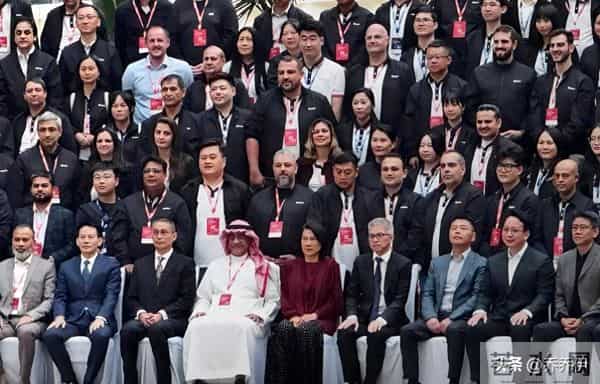 “男人堆里的唯一女人。”71岁的董明珠