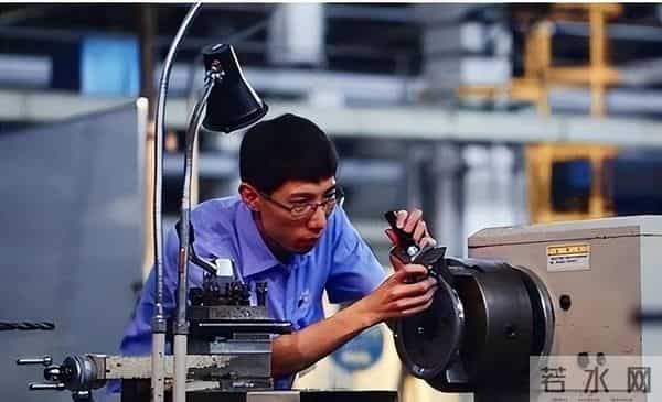 中国小伙立下大功，成功破解西方发动机绝密技术，国家奖励800万