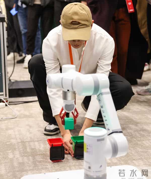 国内首次大规模多赛道脑机接口竞技赛在沪举行，参赛队员平均年龄仅25岁