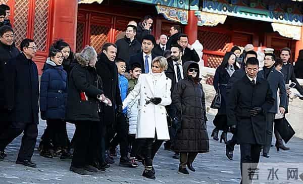 中法北京谈完，马克龙启程下一站，临走通告全球，日本怕啥来啥