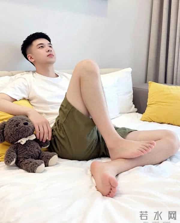 灯光昏暗的电影厅，沈墨递爆米花的动作都让人心动