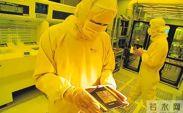 75岁芯片大佬潜逃美国！带走核心半导体技术机密，半导体经济警报拉响