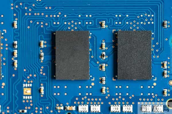 这家存储上市公司，正在成为AI浪潮下的存储芯片“破局者”