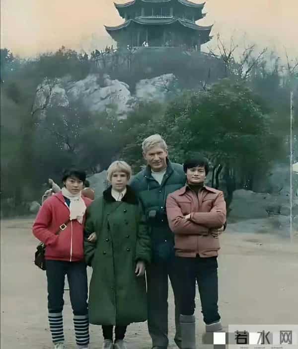 马云当年的打扮，不会真的有人相信他说他自己是寒门吧！