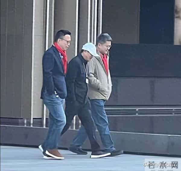 61岁马云现身蚂蚁园区，穿布鞋戴工牌低调朴素，身边全是大佬陪同