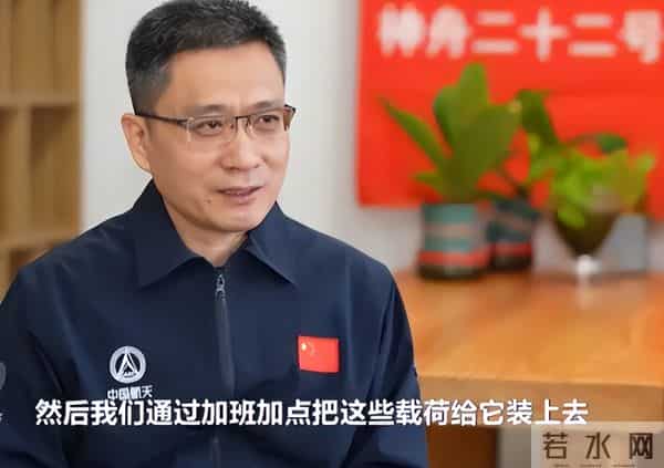 央视曝光!神舟20返回舱现状:玻璃内外都被贯穿,撞痕为三角形状