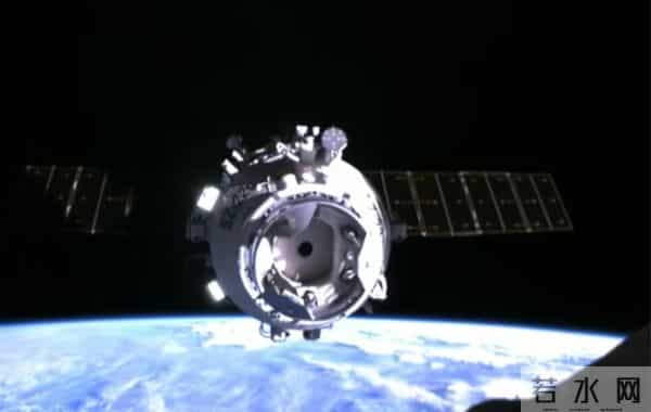 央视曝光!神舟20返回舱现状:玻璃内外都被贯穿,撞痕为三角形状