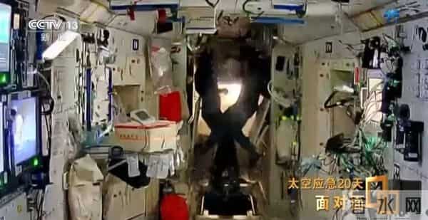 神20返回舱受损细节公布:整个玻璃从内到外已贯穿,初判“肇事”空间碎片不到1毫米