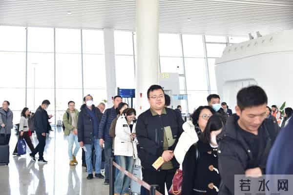 国产大飞机C919首降兰州！