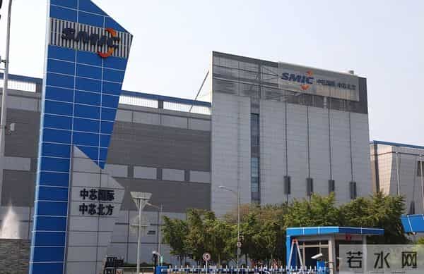 近三年中芯国际收入断崖：22年495亿，23年跌至452亿，24年没想到