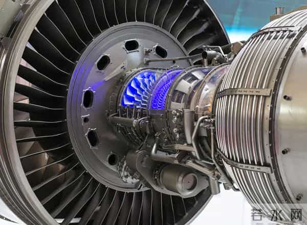 中国技校生立大功,成功破解西方发动机绝密技术,国家奖励800万