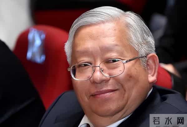 又一“内鬼”潜逃美国！75岁大佬带走半导体机密，后果比想象严重