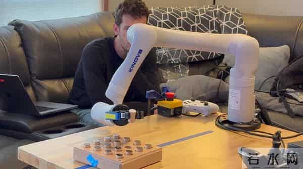 马斯克吹牛成真了！渐冻症患者植入脑机接口后，靠意念吃饭