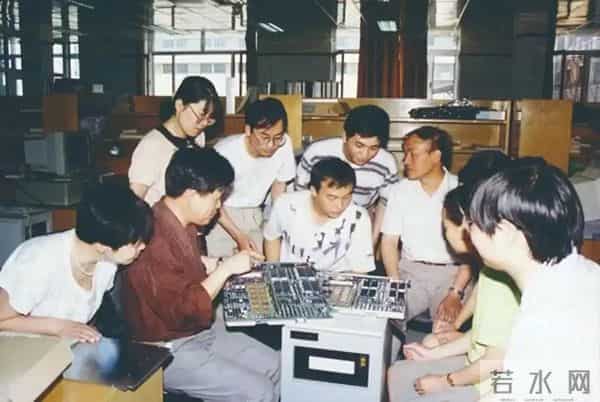 82岁退休的他，带出一系千亿级科技巨头，却不持有1股股权