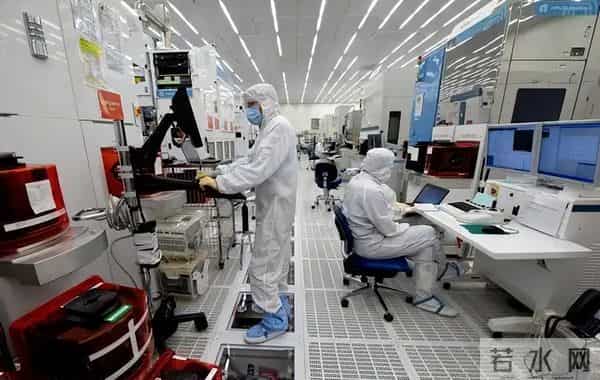 近三年中芯国际收入断崖：22年495亿，23年跌至452亿，24年没想到