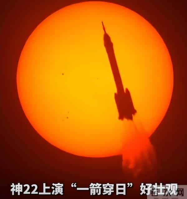 央视曝光!神舟20返回舱现状:玻璃内外都被贯穿,撞痕为三角形状